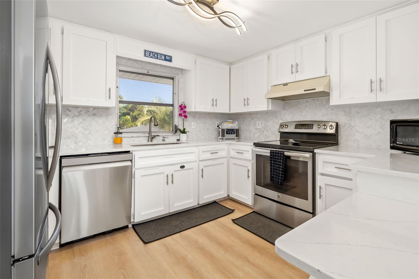 Siesta Key Waterfront 9 Unit Building + 8 Big Slips For Sale - $5,995,000 Siesta Key Waterfront 9 Unit Building + 8 Big Slips For Sale - $5,995,000
